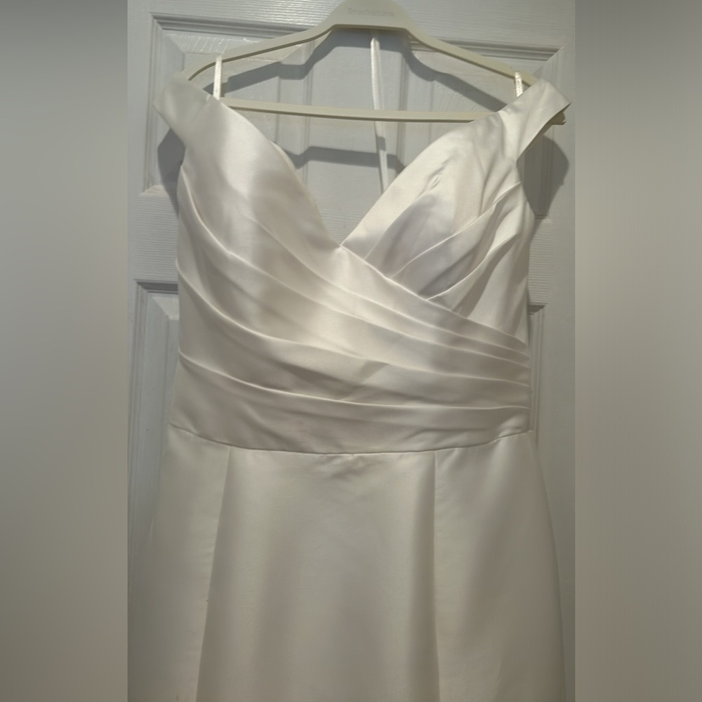 Justin Alexander wedding dress! Sample- not altered!! - Picture 3 of 15